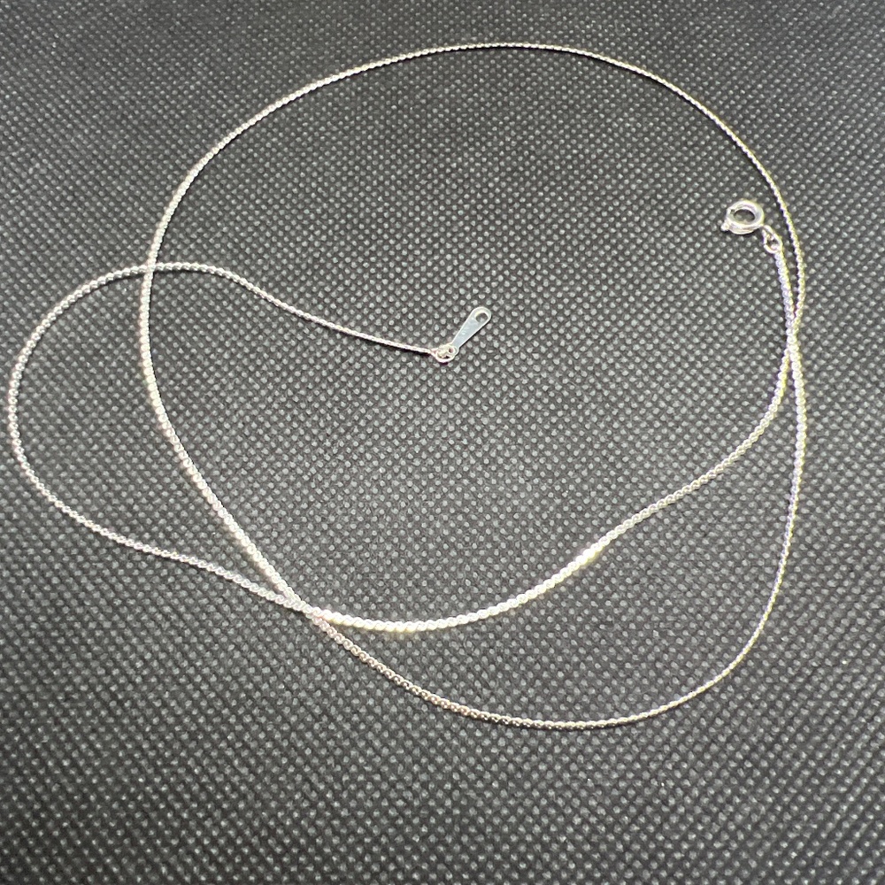 18K White Gold Chain measures 22” weighs 2g nwot